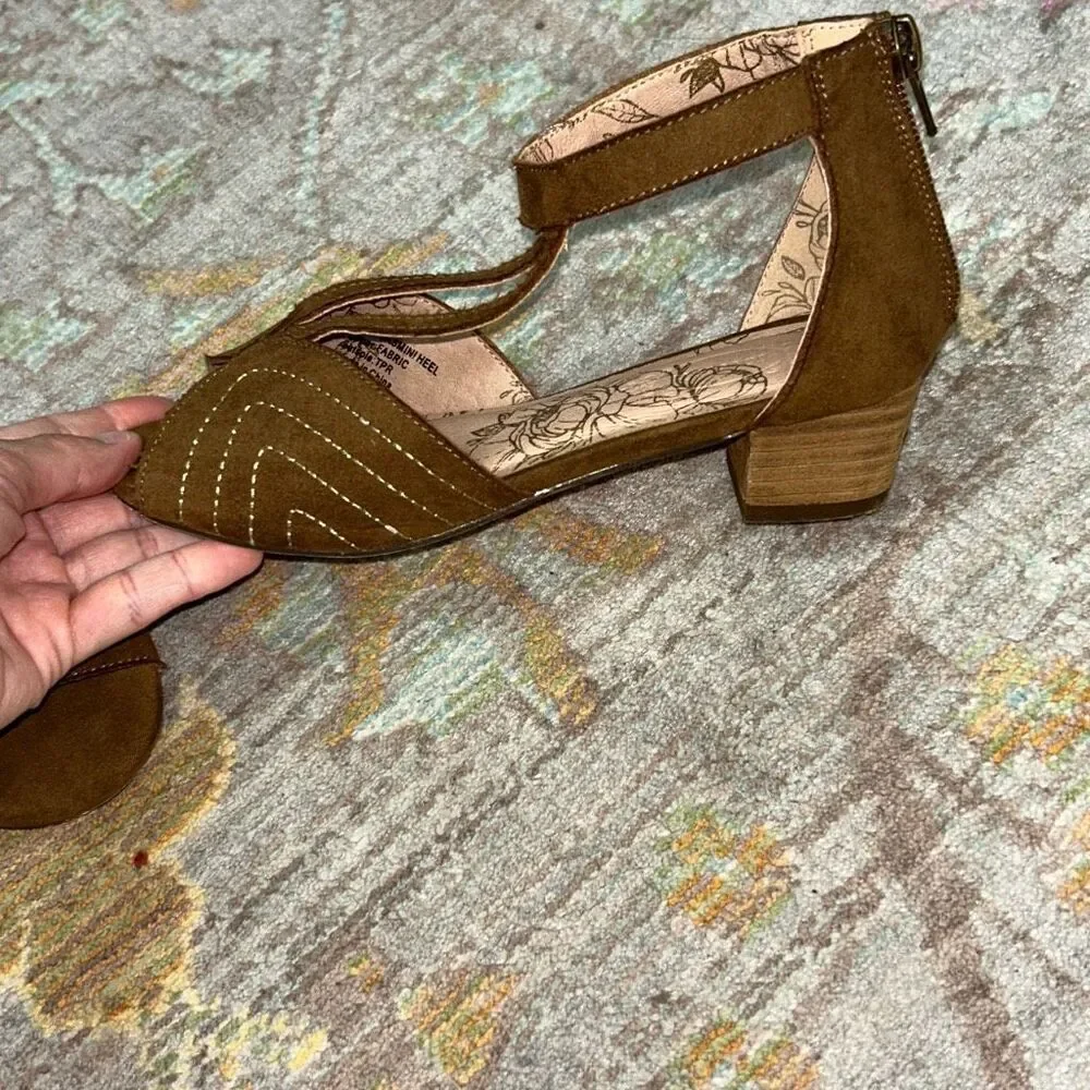 Joyfolie brown dress heels sz 2